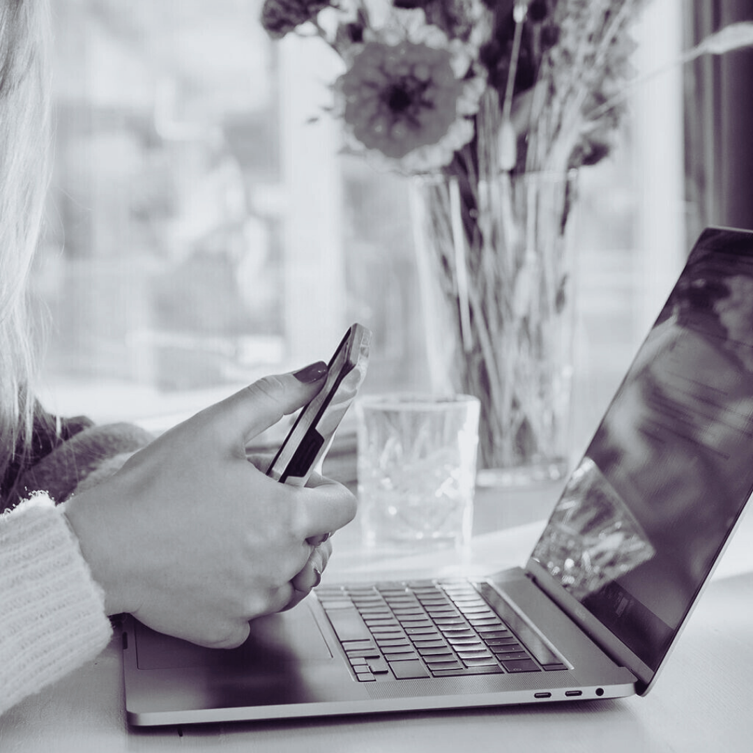 laptop telefoon happy flow website